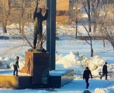Дети сломали памятник Юрию Гагарину в Оренбурге (Видео)