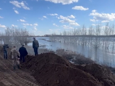 В Илекском районе строят дамбу для противодействия паводку