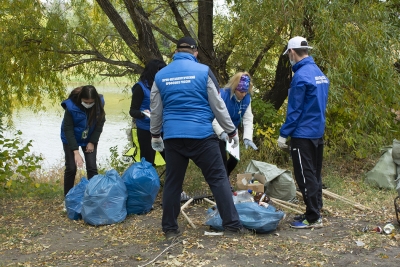 Более 700 килограмм мусора собрали волонтеры на берегу озера Сазанье