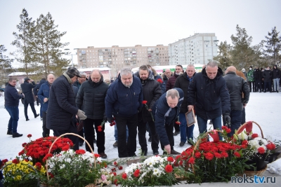 Новотройчане возложили цветы к вечному огню в память о воинах-интернационалистах