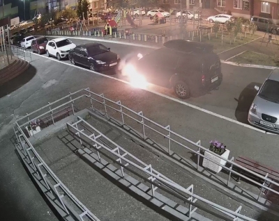 В Оренбурге подожгли автомобиль (Видео)