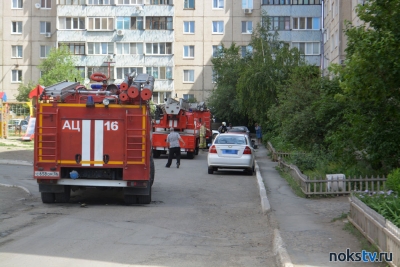 К 22-ому дому на ул. Уральской прибыли три пожарные машины