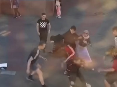 Подростки избили уличного музыканта и его беременную жену (Видео 18+)