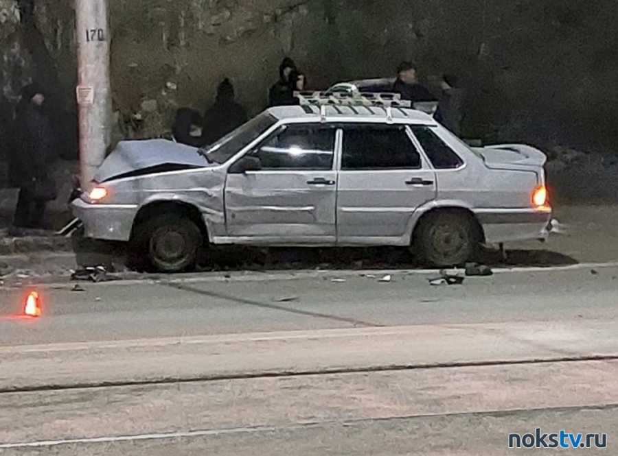 ВАЗ протаранил фонарный столб. В Новотроицке столкнулись три автомобиля