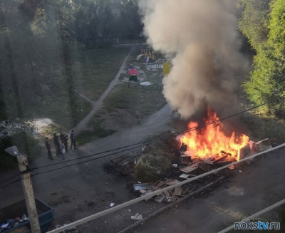 В Новотроицке мужчина поджег кучу мусора, устроив пожар