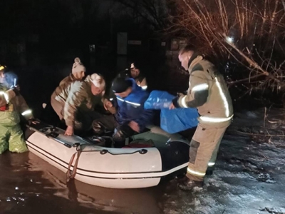 Спасатели эвакуируют оренбуржцев с затопленных территорий
