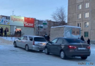 На Комсомольском проспекте у магазина столкнулись машины
