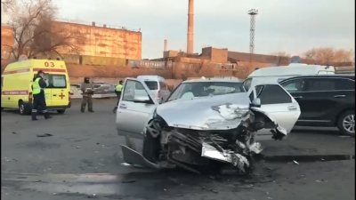 В Новотроицке столкнулись три автомобиля (Видео)