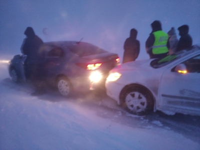 В Оренбуржье в снежном плену оказалось шесть машин