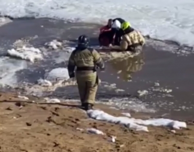В Оренбурге подростков спасли с тонкого льда