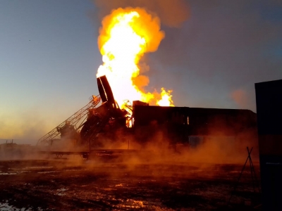В Оренбуржье на нефтяной скважине вспыхнул пожар (Фото и видео)