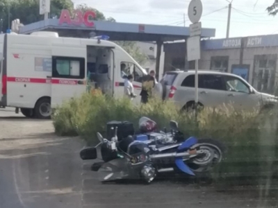 Мотоцикл и легковушка столкнулись на ул. Ломоносова