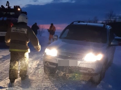 Семь автомобилей оказались в снежном плену в Оренбуржье (Фото)