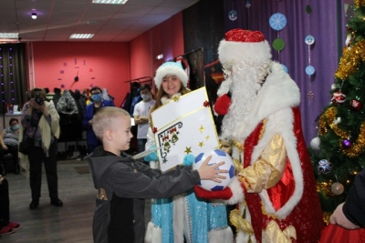 В Новотроицке в канун самого волшебного праздника зимы «Полицейский Дед Мороз» исполнил мечты мальчишек и девчонок