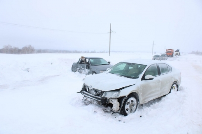 На заснеженной трассе в Оренбуржье произошло ДТП. Есть погибший