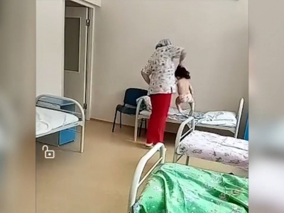 Била по лицу, таскала за волосы. Медсестру из Новосибирска уличили в истязании маленьких пациентов (Видео)