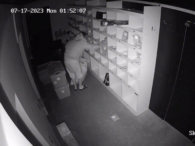 Полиция опубликовала видео с оренбуржцем, обчищающим пункт выдачи заказов