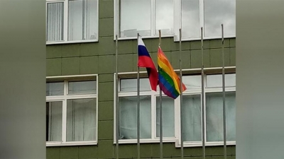 Флаг ЛГБТ вывесили на школе в Петербурге (Видео)