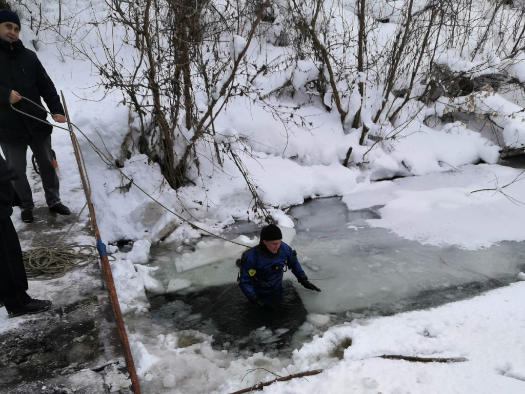 Утонули в феврале. Течение подо льдом. Тело достали из подо льда. Река Бузулук.