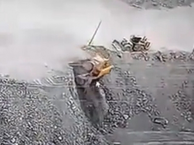 На уральском месторождении грузовик БелАЗ рухнул с обрыва и загорелся (Видео)