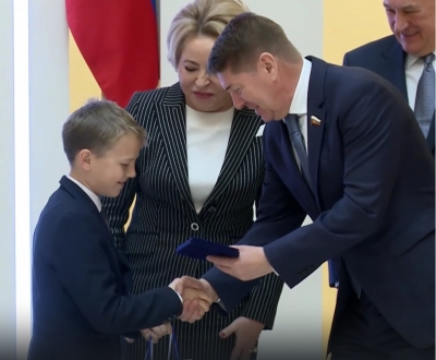 Спас ребенка из колодца: девятилетнего оренбуржца Ивана Антропова наградили в Совете Федерации