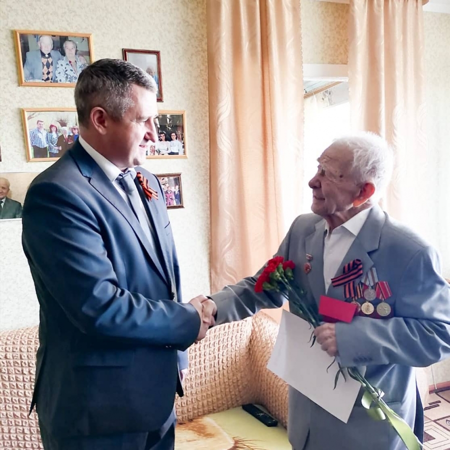 В Новотроицке ветеранов поздравили на дому