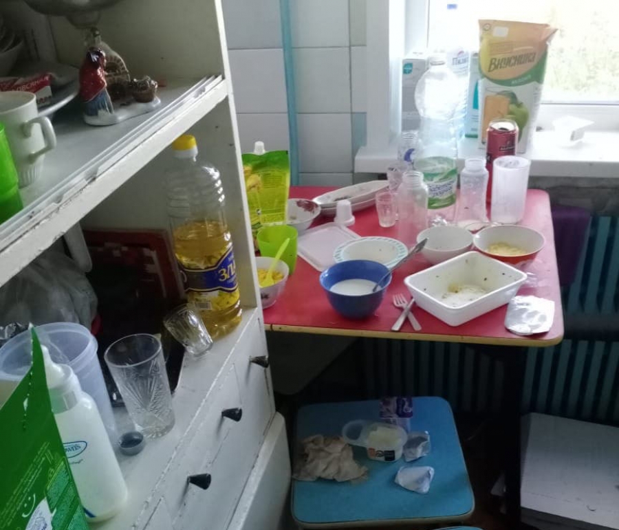 Мать закрыла своих четырех детей в квартире одних и уехала (Фото)