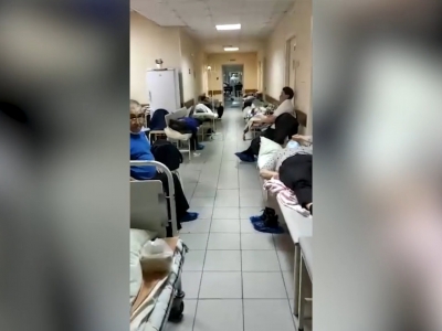В Томске ковидных пациентов положили в коридорах. А некоторым пришлось довольствоваться стульями (Видео 18+)