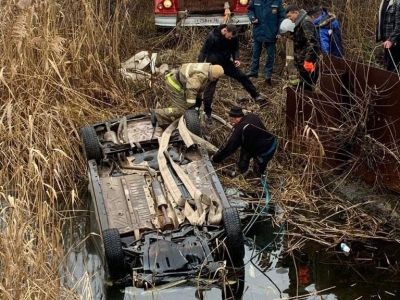Под Соль-Илецком легковушка вылетела с дороги в реку. Два человека погибли (Фото)