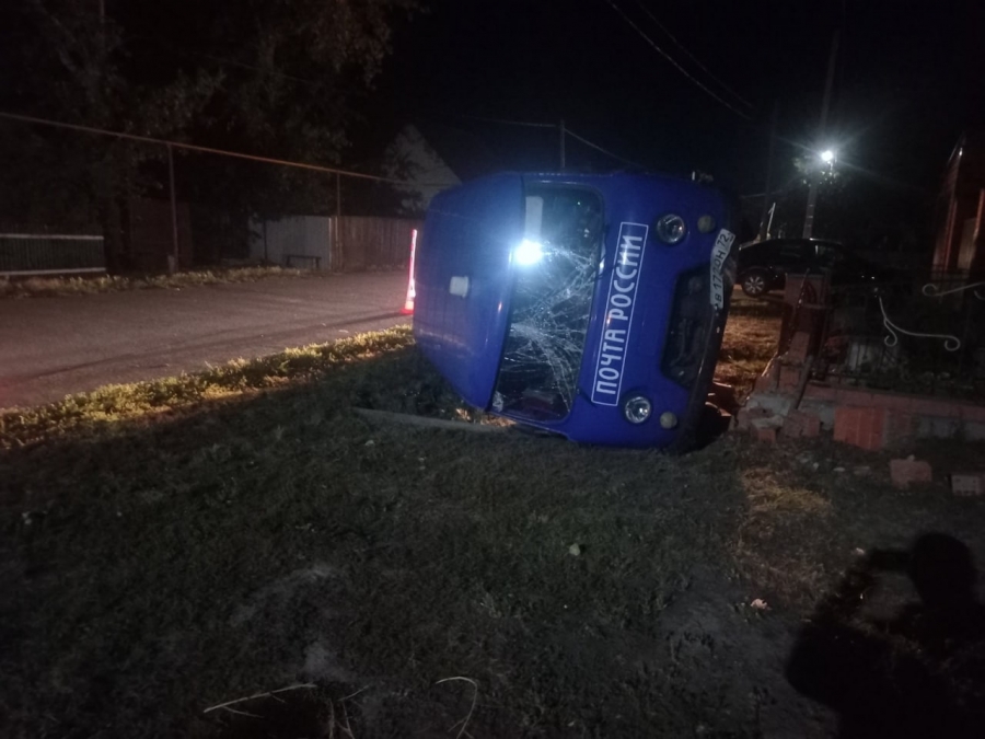Пьяные подростки угнали фургон «Почты России» и разбили его (Фото)