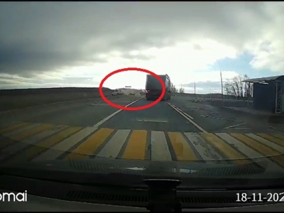 Столкновение двух авто на трассе «Казань - Оренбург – Акбулак граница с Республикой Казахстан» попало на видео