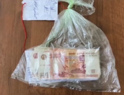Женщина украла о пожилого отца 69 000 рублей