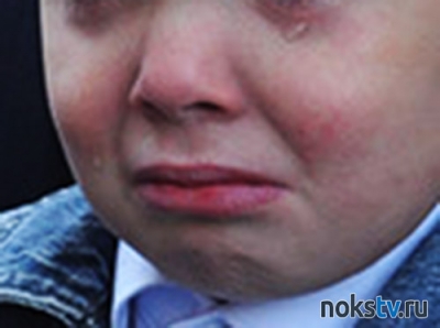 В Оренбурге на парковке очевидцы вскрыли машину с плачущими детьми