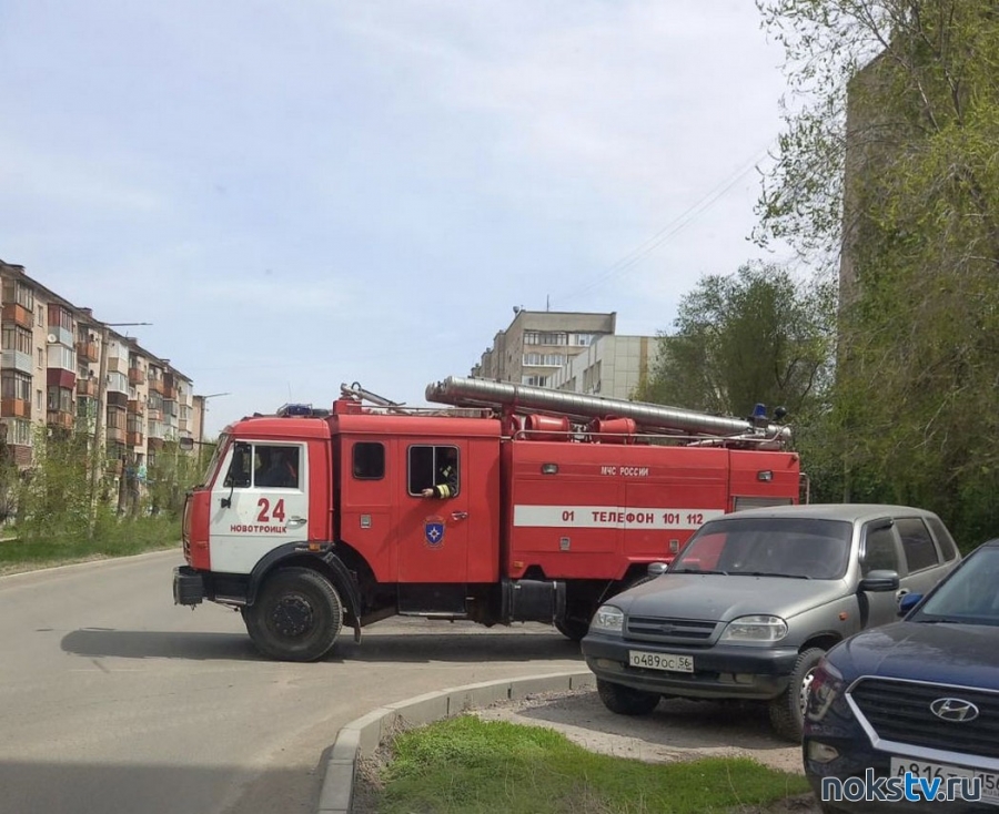 В Новотроицке к дому по ул. Марии Корецкой прибыли медики и пожарные