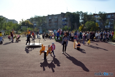 В Новотроицке состоялось открытие сквера «Мать и дитя»