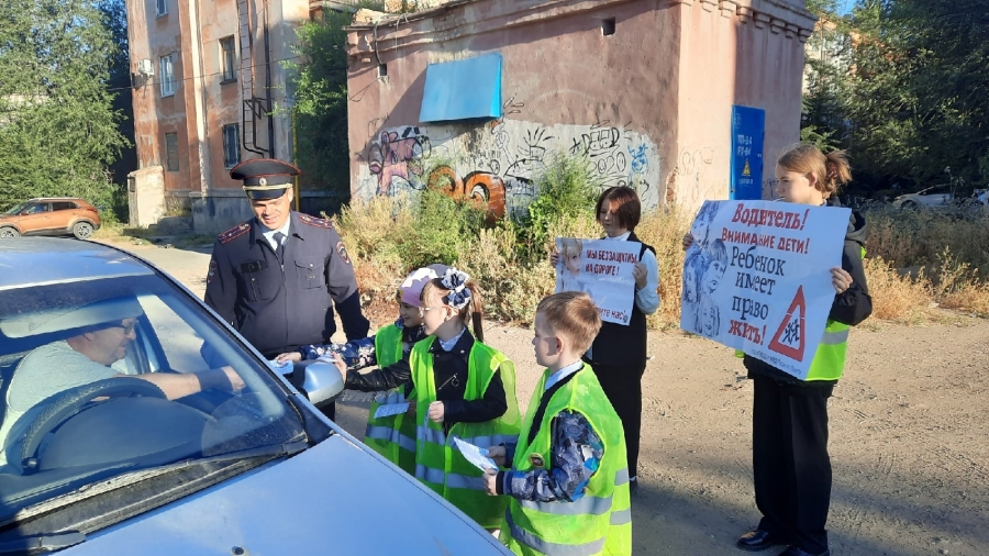 Сотрудники ГИБДД совместно с юными инспекторами движения провели профилактический рейд «Юный пешеход»