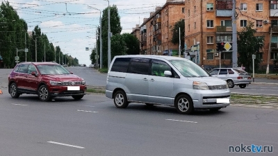 В Новотроицке две иномарки попали в аварию
