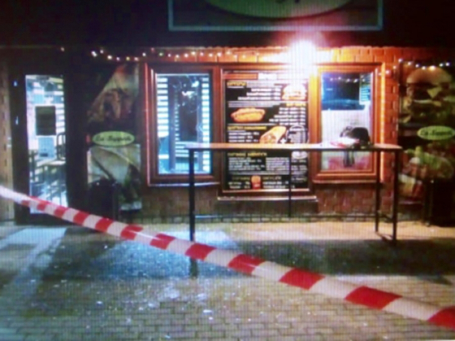 Россиянин головой разбил окно в кафе и напал с отвёрткой на полицию