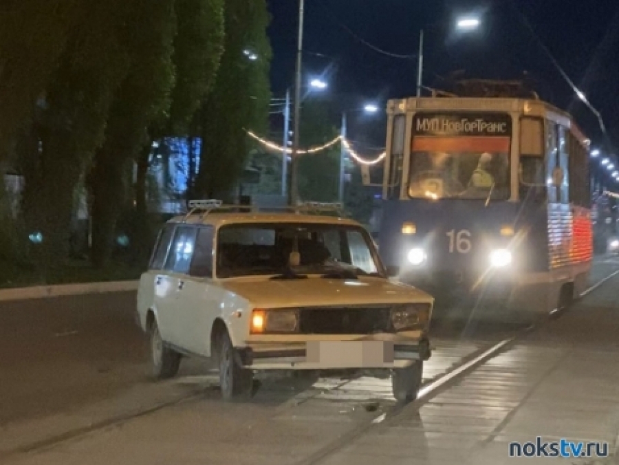 Лихачество на Советской: столкновение мотоцикла и автомобиля парализовало движение трамваев