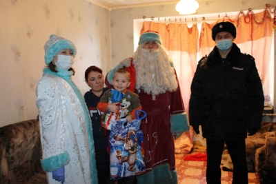 Полицейский Дед Мороз подарил новотроицким ребятишкам сказку