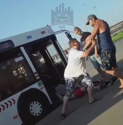Пьяные ковид-диссиденты напали на кондуктора за просьбу надеть маски (Видео)