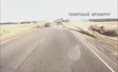 Сокрушительное ДТП на трассе: автоледи «вылетела» с дороги в кювет (Видео)