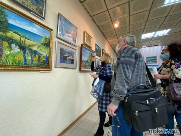 В Новотроицке художники представили 150 работ на выставке «Мелодия живописи»