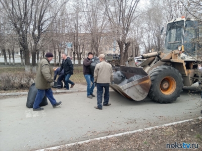 Субботник в Новотроицке: сотрудники администрации убирали мусор с городских улиц
