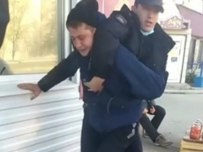 Силовое задержание подростка в Новотроицке попало на камеру