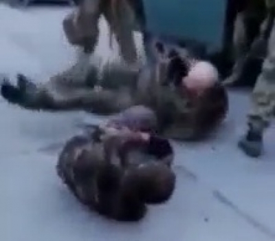 Украинские националисты взяли российских военнослужащих в плен и прострелили им ноги