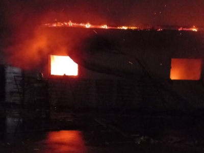 Масштабный пожар полыхал на территории хлебзавода в Илеке (Фото)
