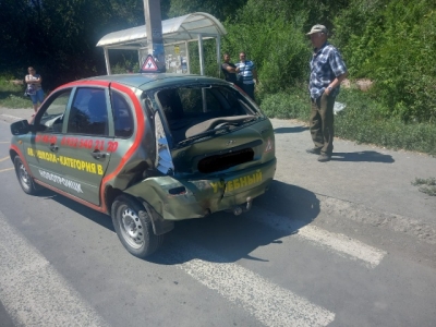 В Новотроицке «Жигули» въехал в учебную машину: есть пострадавшая