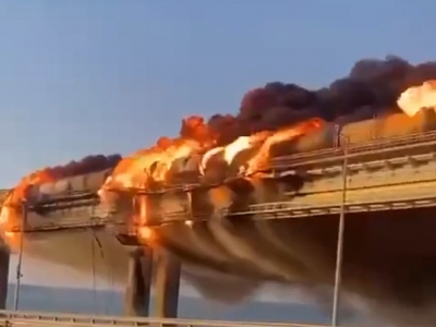 Движение по Крымскому мосту приостановили из-за горящей цистерны с топливом