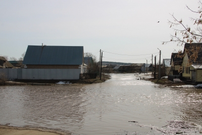 Паводок в Оренбуржье: в Новосергиевском районе вода подступает к домам